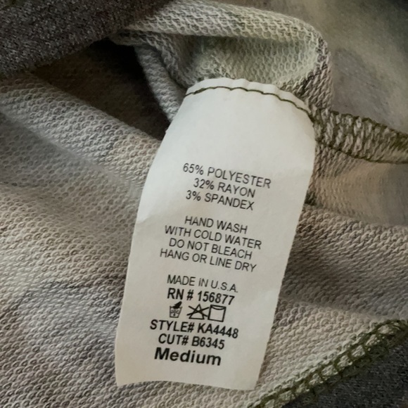 NWOT Camo crop top with red stripe sleeves - Picture 3 of 4